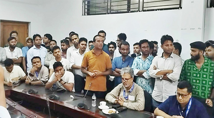 সিনেটে ঢুকে পড়ল ছাত্রদল, ভিসিকে আখ্যা ‘জামায়াতি প্রশাসন